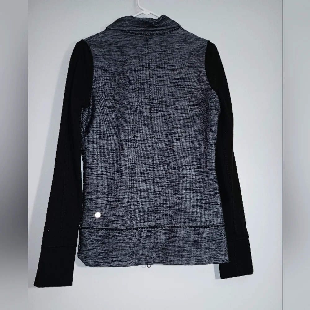 Lululemon Athletica Gray and Black Zip-Up Sweatshirt 8‎